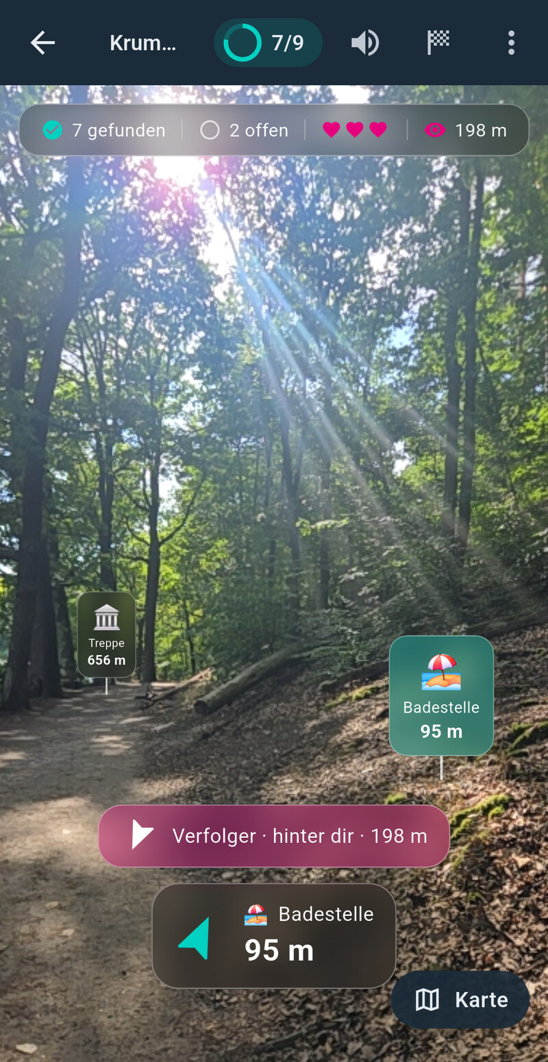 Kamerabild eines sonnigen Waldwegs, darüber schweben Schilder
                mit Zielnamen und Entfernung.